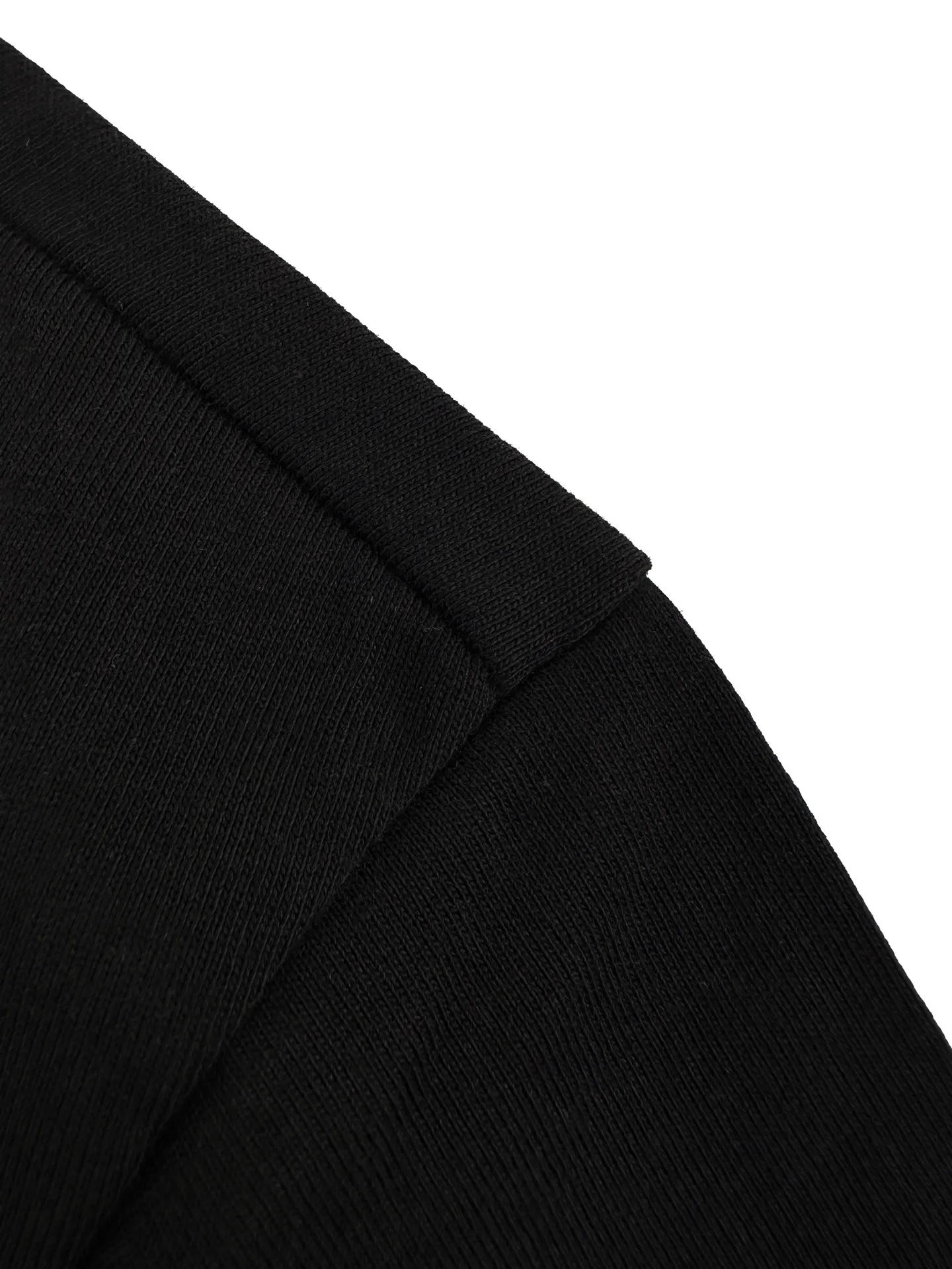 Ami Paris logo embroidered short sleeves. Customized high-count densely spun cotton. Soft and delicate, comfortable and skin-friendly. The jet black background is like the night color on the body. The extremely restrained color tone demonstrates an effortless sense of luxury. The love logo on the chest is embellished with rough particles. The AMI embroidery of the same color on the back quietly echoes. The French romance is hidden in the details. Low-key but highly recognizable. Use minimalist brushwork to outline a luxurious and relaxed state. Process 1: Use imported machine embroidery process Use advanced computer control systems and precision mechanical components to realize Ami logo and letter embroidery operations with high precision and smooth and delicate lines. Process 2: The fabrics have been fermented and washed for better hand feel. Not easy to deform, not easy to shrink, not easy to fade, and maintain long-term beauty. Accessories: Customized 1:1 Ami trademark. Version: Loose version. Size: S M L XL. Style number: BB 820.